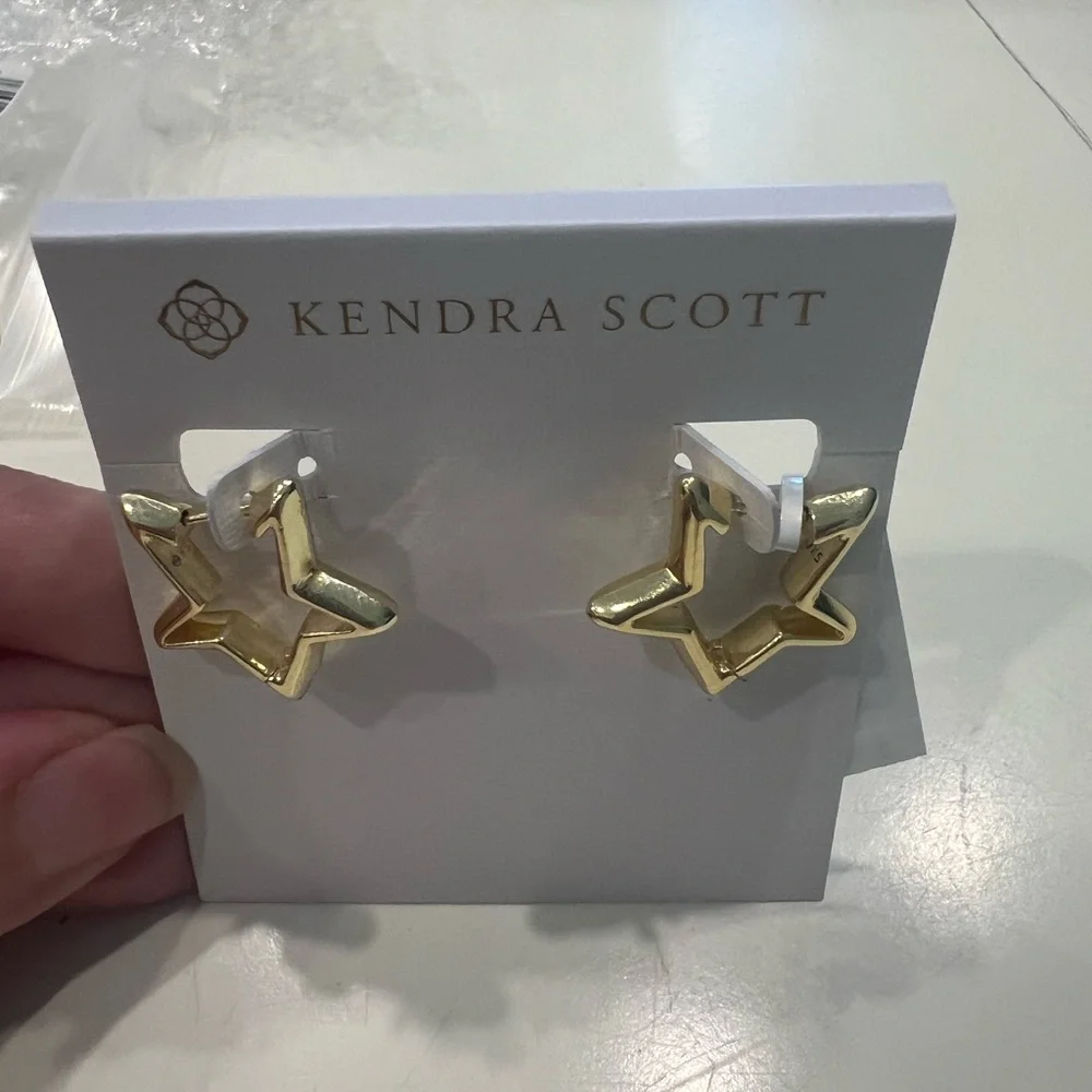 NWT-Kendra Scott Star Huggie Earrings in Gold - Picture 4 of 10